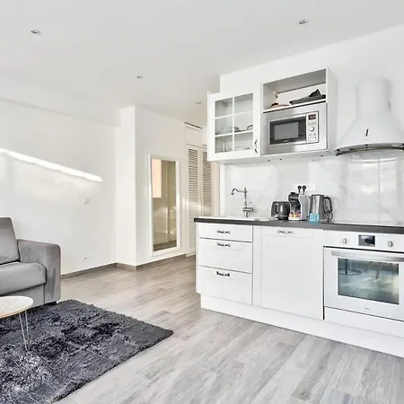 Bel Pres Des Champs-elysees *