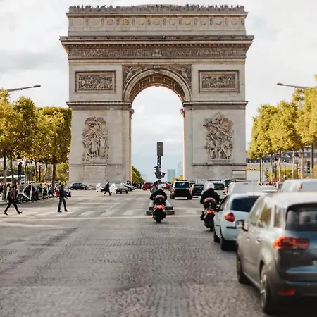 Bel Pres Des Champs-elysees