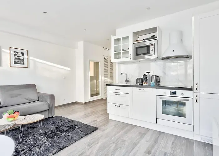 Bel Pres Des Champs-elysees *