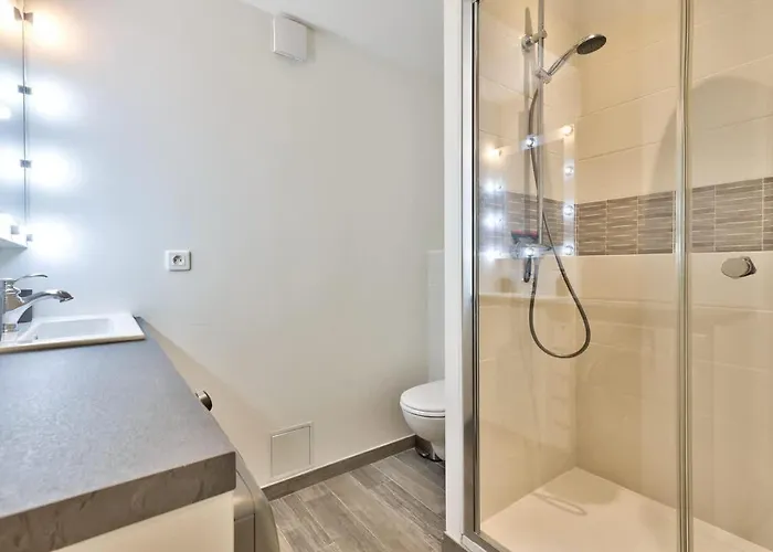 Bel Pres Des Champs-elysees *