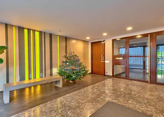 Bel Pres Des Champs-elysees *