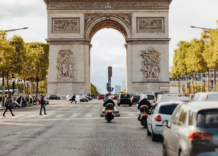 Bel Pres Des Champs-elysees