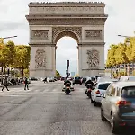 Bel Pres Des Champs-elysees
