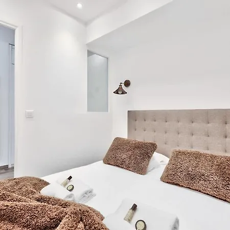 Bel Pres Des Champs-elysees *