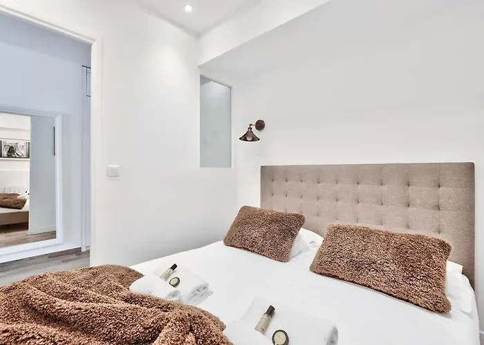 Bel Pres Des Champs-elysees *